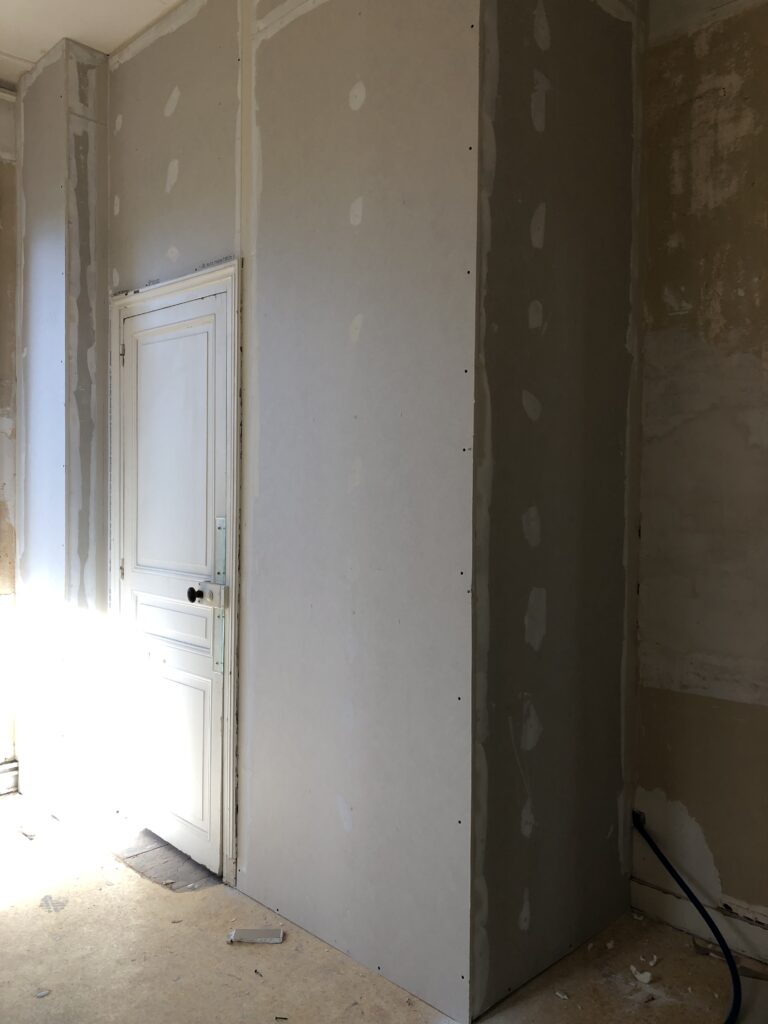 Porte ancienne dans cloison à Rennes